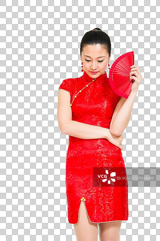 棚拍穿红色旗袍的年轻女人拿扇子图片素材