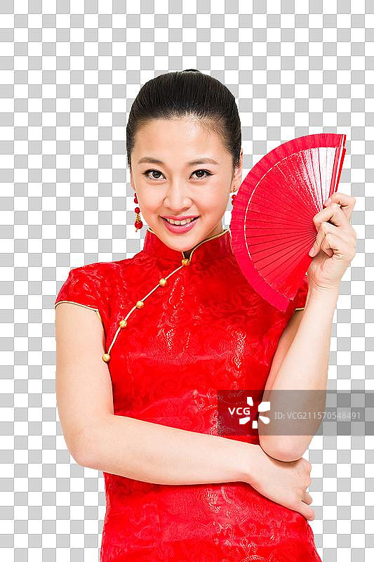 棚拍穿红色旗袍的年轻女人拿扇子图片素材