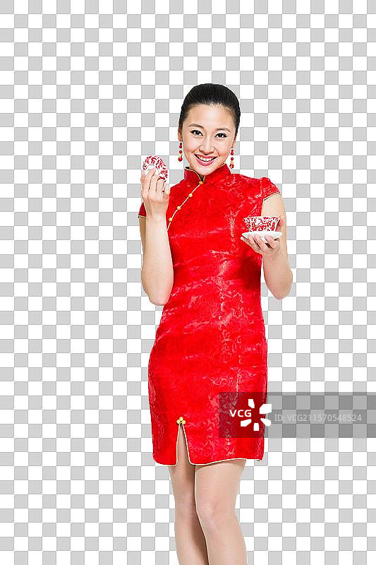 棚拍穿红色旗袍的年轻女人图片素材