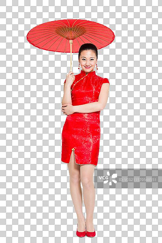 棚拍穿红色旗袍的年轻女人举着油布伞图片素材