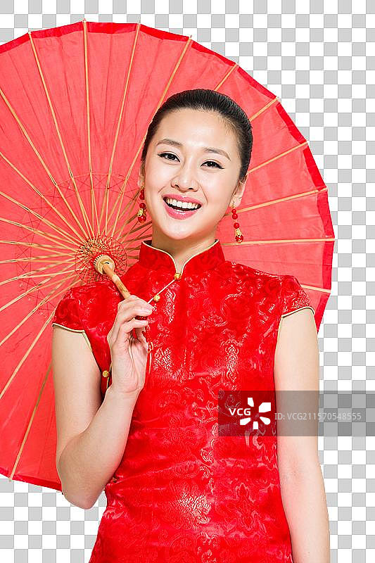 棚拍穿红色旗袍的年轻女人举着油布伞图片素材