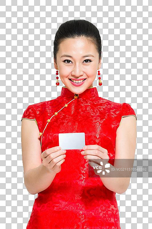 棚拍穿红色旗袍的年轻女人拿着银行卡图片素材
