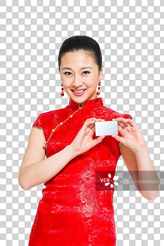 棚拍穿红色旗袍的年轻女人拿着银行卡图片素材