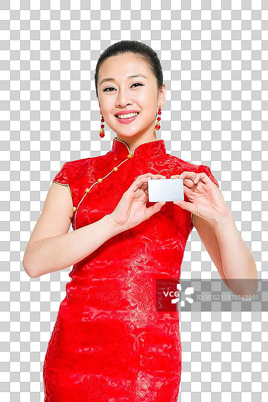 棚拍穿红色旗袍的年轻女人拿着银行卡图片素材