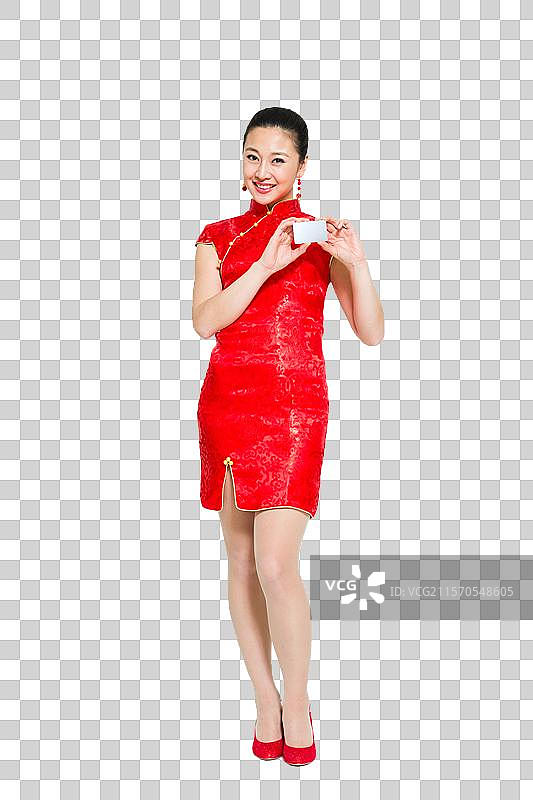 棚拍穿红色旗袍的年轻女人拿着银行卡图片素材