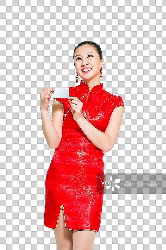 棚拍穿红色旗袍的年轻女人拿着银行卡图片素材
