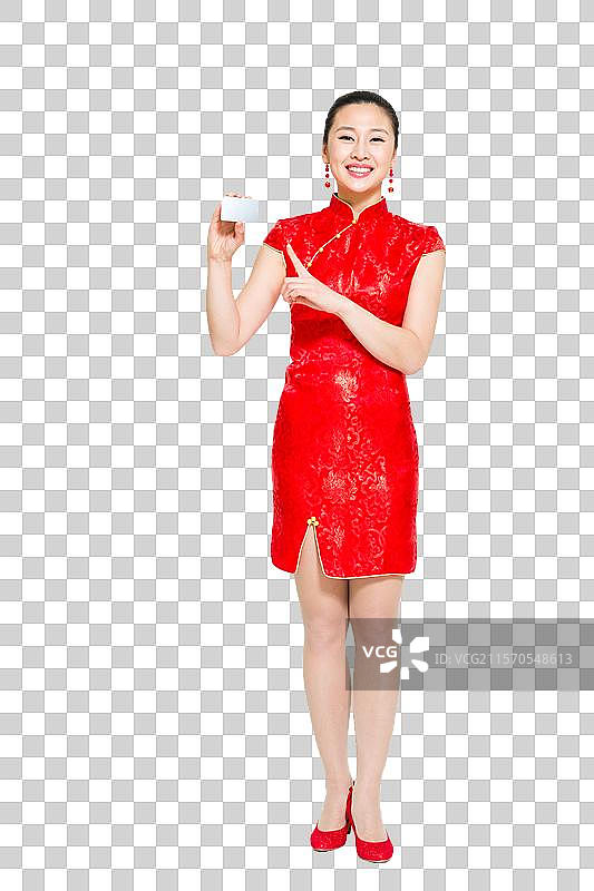 棚拍穿红色旗袍的年轻女人拿着银行卡图片素材