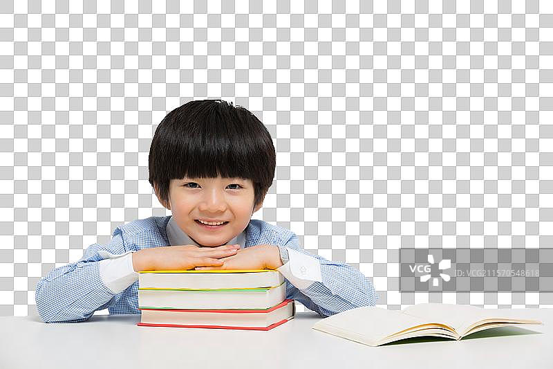 小男孩趴在书本上图片素材