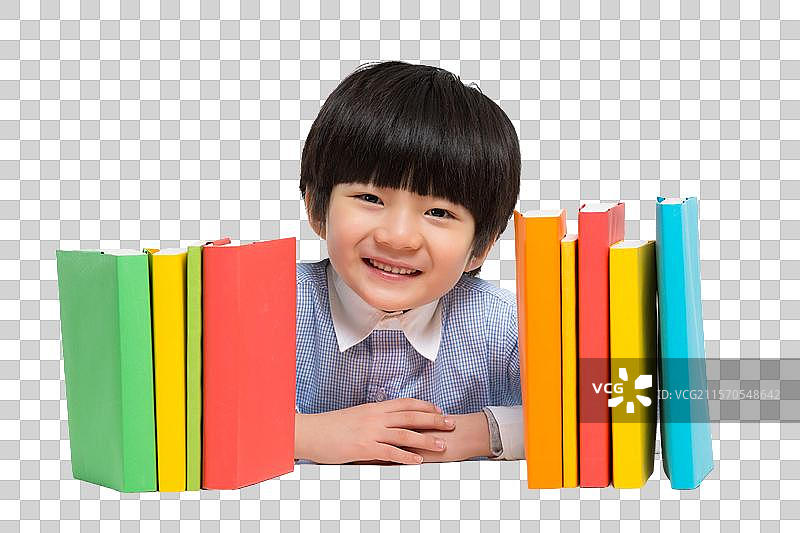 小男孩在书桌前微笑图片素材