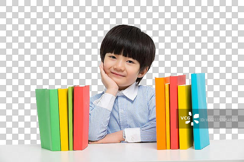 小男孩在书桌前思考图片素材