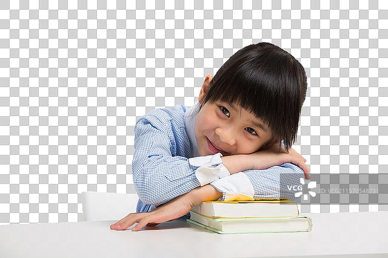 小女孩趴在书本上图片素材
