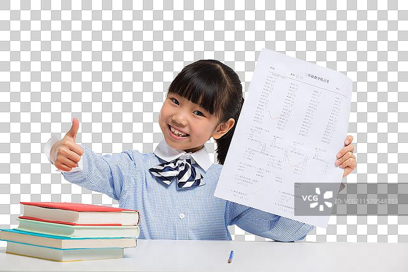 小女孩在课桌前学习图片素材