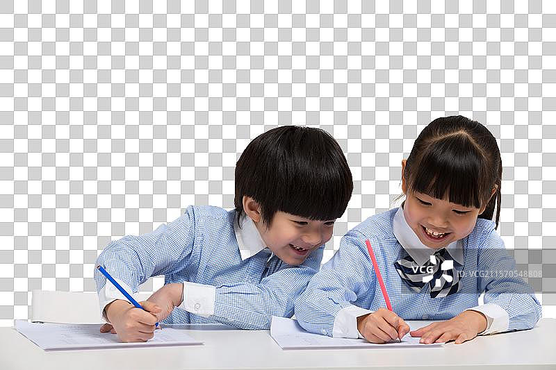 两个小学生在认真学习图片素材