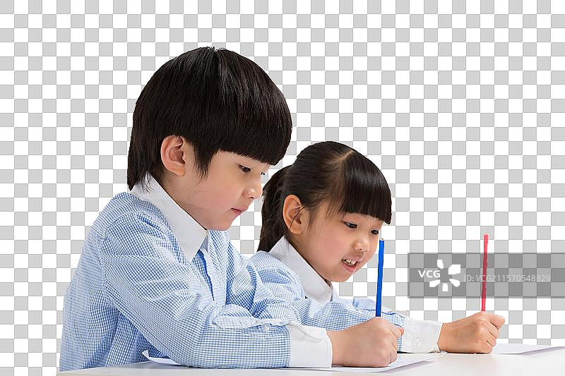 两个小学生在认真学习图片素材