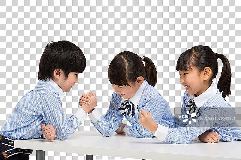 小男孩和小女孩掰手腕图片素材