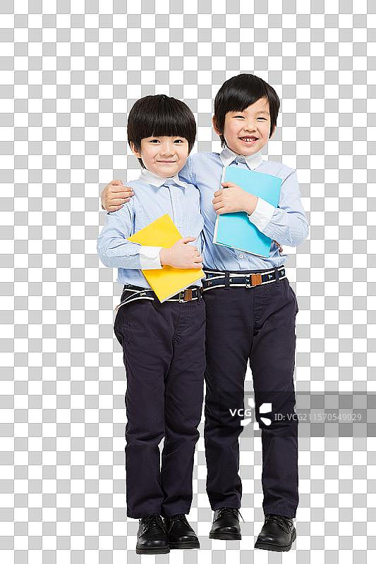 两个快乐的小男生搂着肩膀站立图片素材