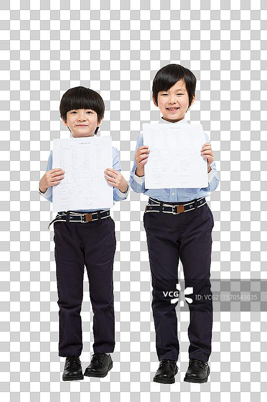 两个快乐的小男生并排举着试卷图片素材