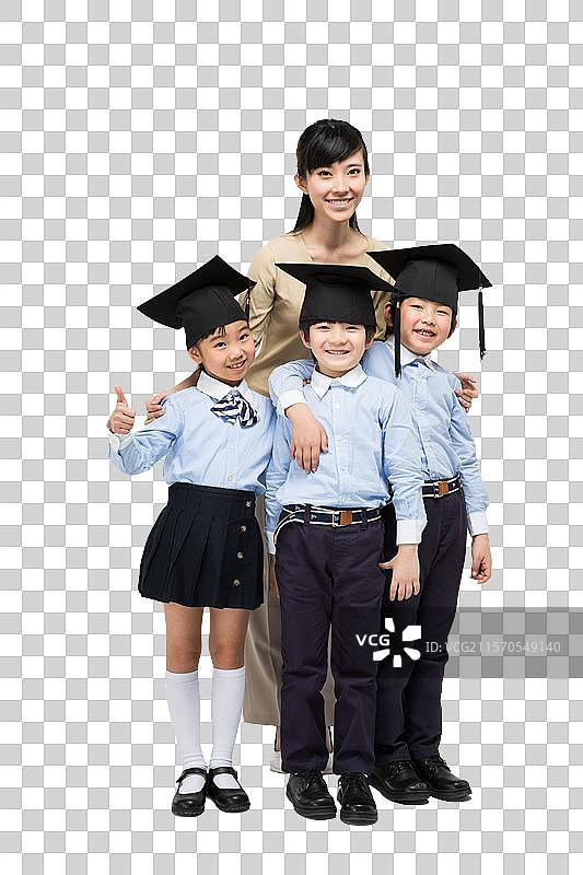 头戴博士帽的小学生和年轻女老师图片素材