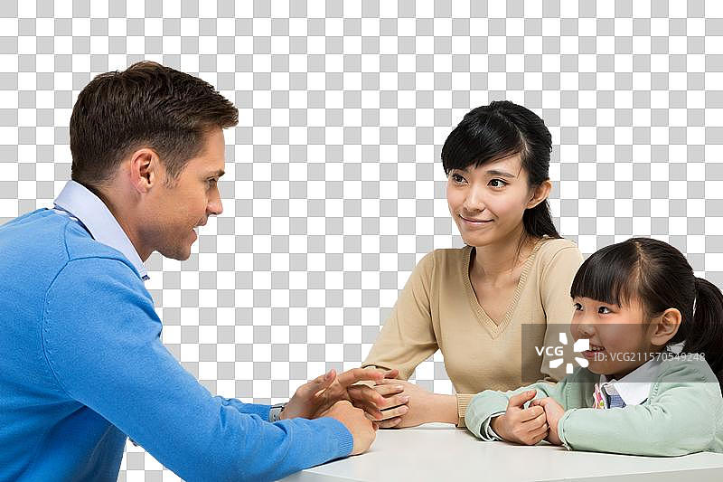 家长带着小女孩和男外教学习图片素材