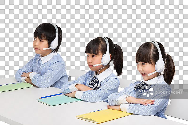 小学生们戴耳麦上课图片素材
