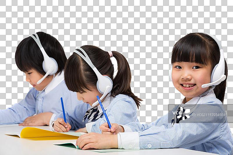 小学生们戴耳麦上课图片素材