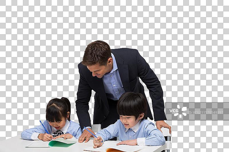 外教男老师辅导小学生学习图片素材