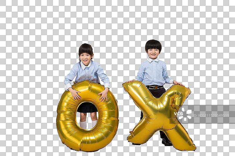 儿童举着字母模型图片素材