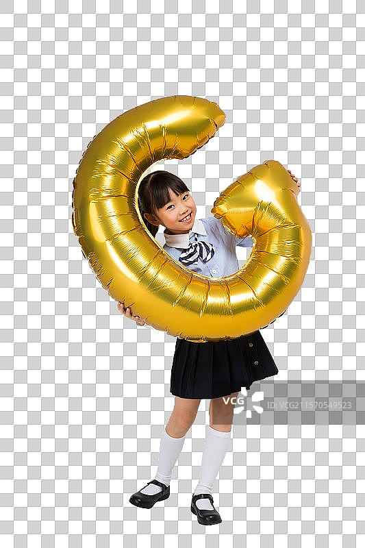 儿童举着字母模型图片素材