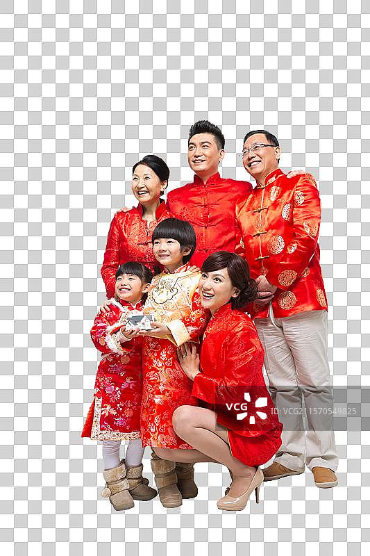 棚拍中国新年快乐的唐装家庭图片素材
