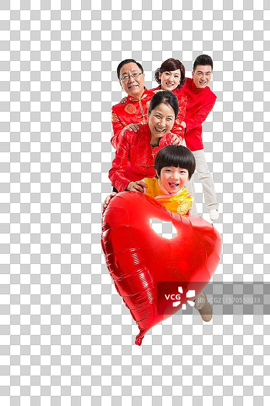 棚拍中国新年快乐的唐装家庭捧红色心形气球图片素材