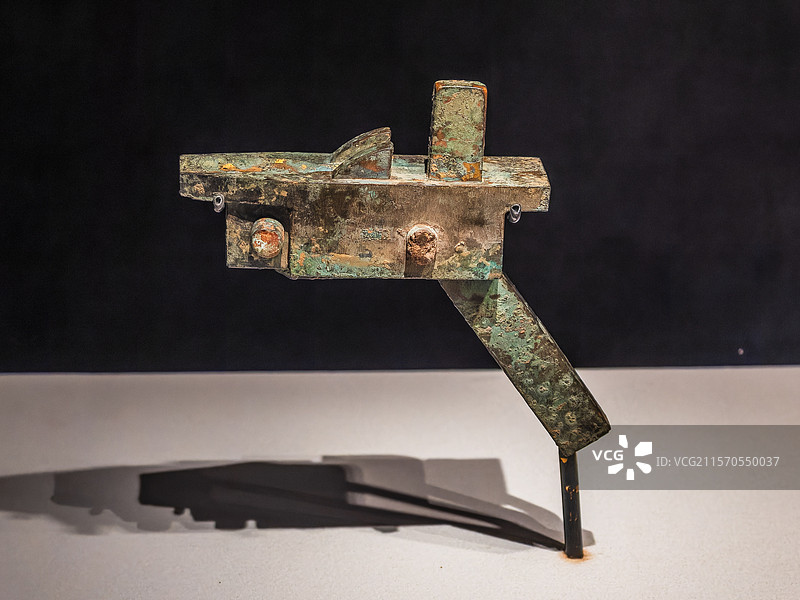 陕西历史博物馆秦汉馆藏汉代文物鎏金铜弩机图片素材
