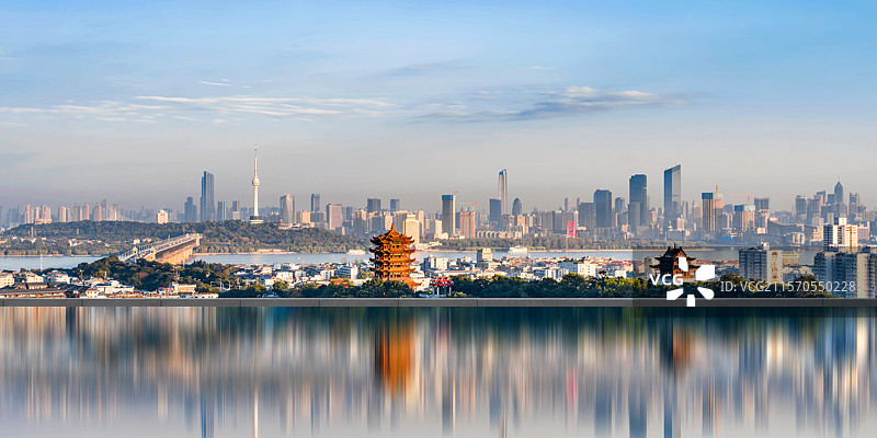 中国湖北武汉黄鹤楼和城市天际线创意水面倒影图片素材