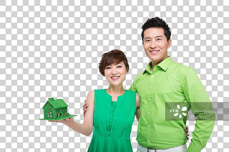 捧着绿色环保房子的情侣图片素材