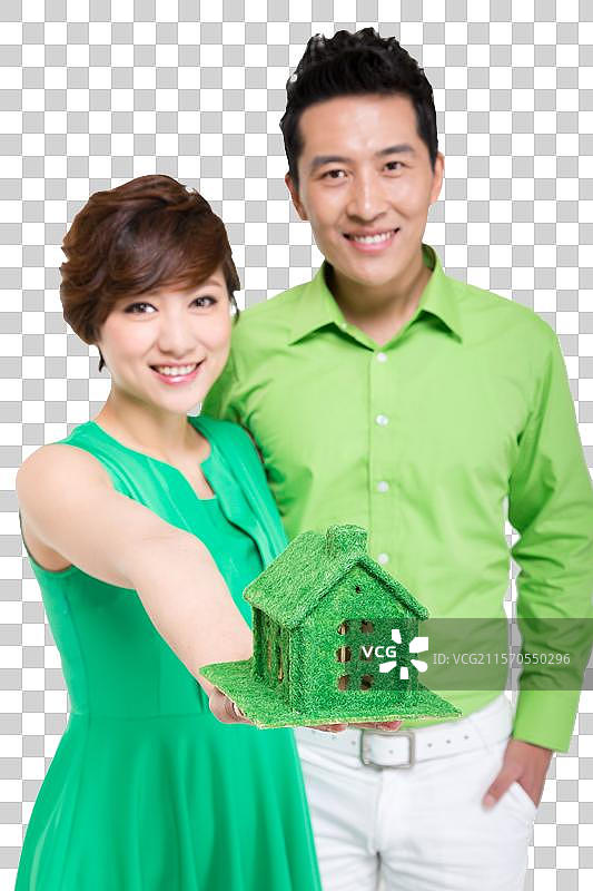 捧着绿色环保房子的情侣图片素材