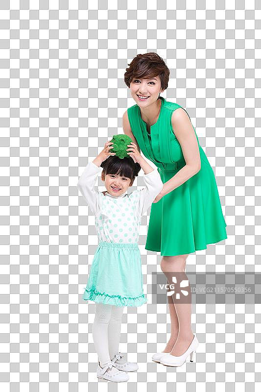 拿着绿色小猪存钱罐的母女图片素材