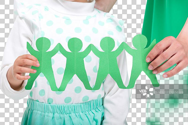 母女拿着绿色人物剪纸图片素材