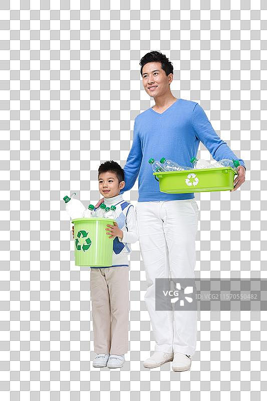 回收空塑料瓶子的环保父子图片素材