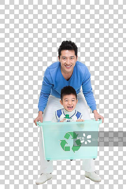 回收空塑料瓶子的环保父子图片素材