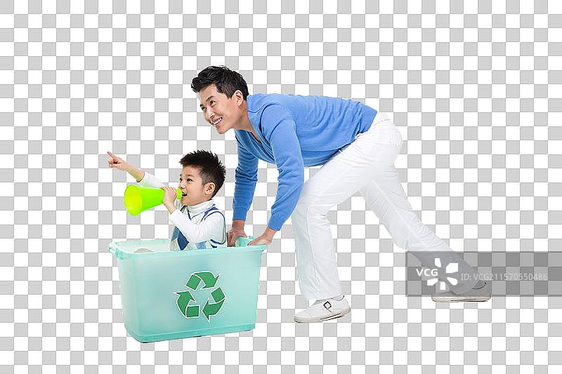 回收空塑料瓶子的环保父子图片素材