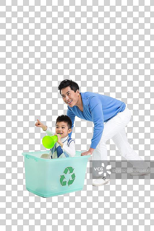 回收空塑料瓶子的环保父子图片素材