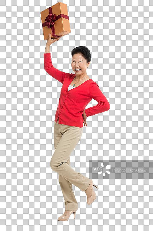 棚拍中老年女性抱着礼物盒图片素材