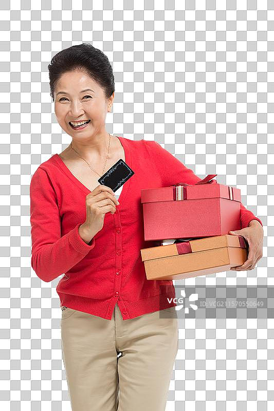 棚拍中老年女性拿着礼物盒和银行卡图片素材