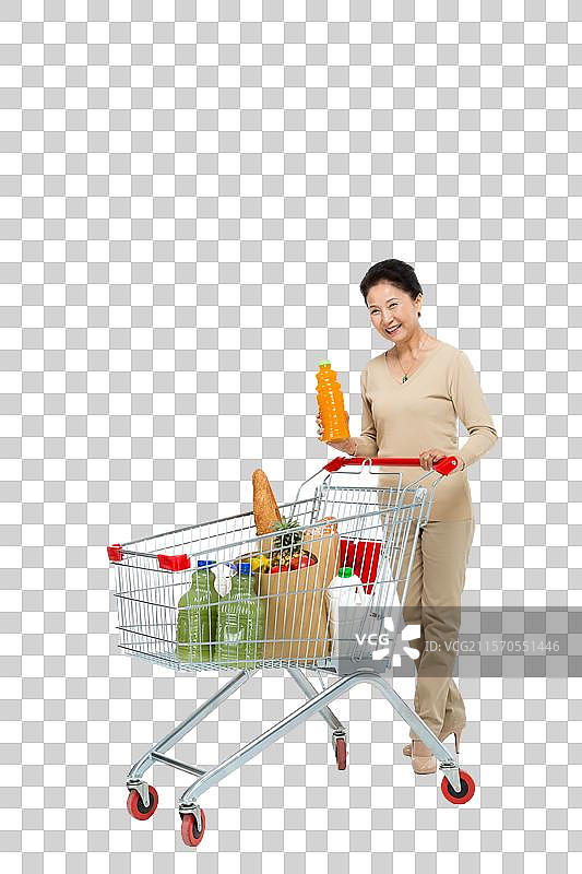 棚拍中老年女性推购物车图片素材