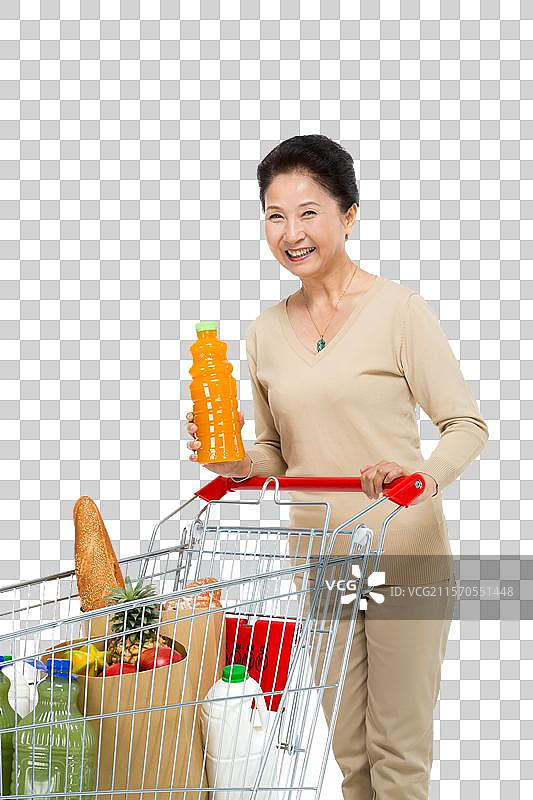 棚拍中老年女性推购物车图片素材