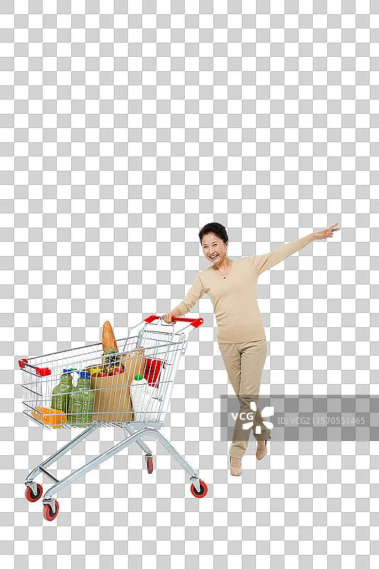 棚拍中老年女性推购物车图片素材
