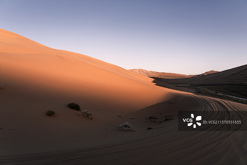 巴丹吉林沙漠深处沙漠地形汽车广告背景图实拍图片素材