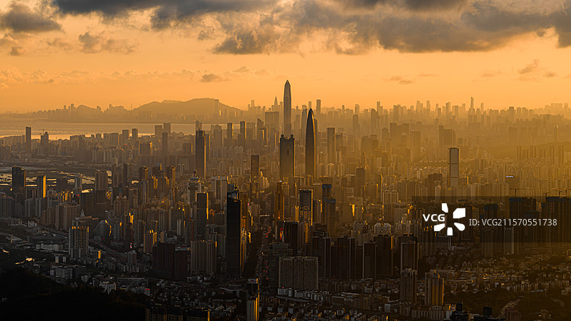 无人机所拍摄的深圳高楼群，中国曼哈顿与耶稣光的完美结合图片素材