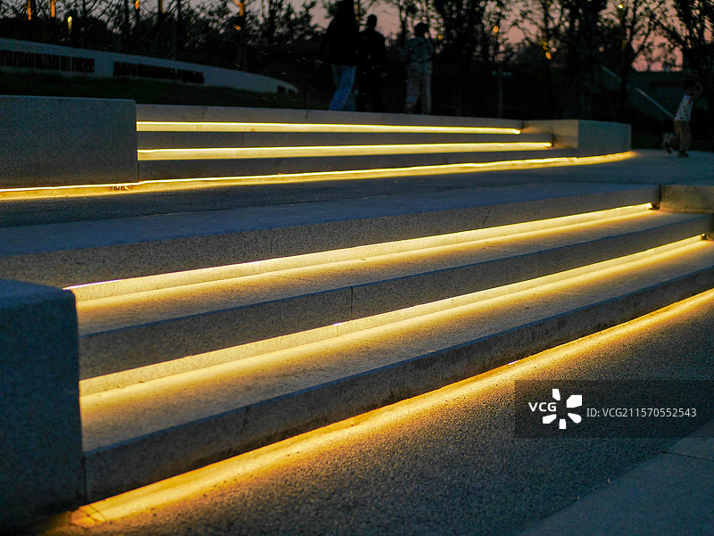 光影交织的阶梯艺术图片素材