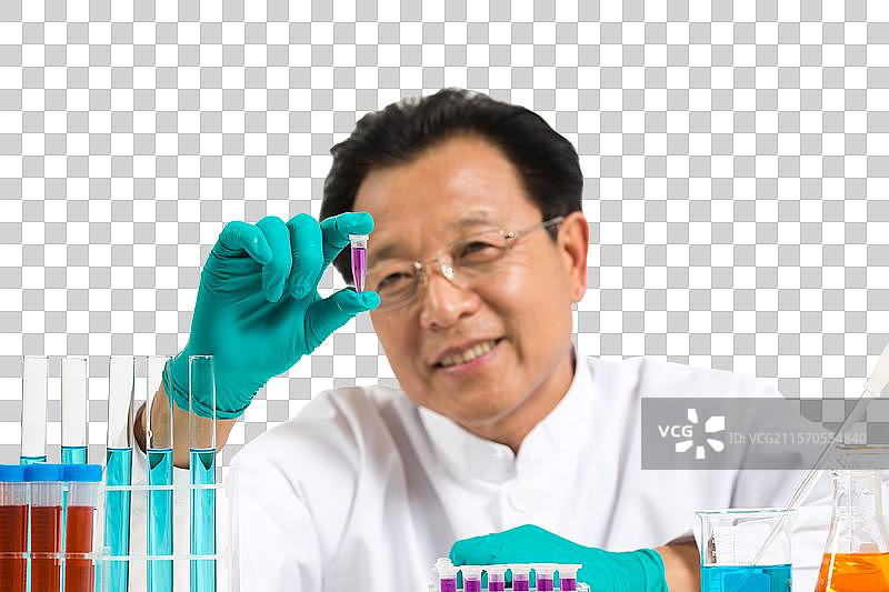 老年男科学家观察研究试管中的试剂图片素材