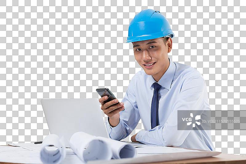 年轻的建筑工程师研究图纸图片素材